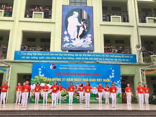 Tiết mục văn nghệ chào mừng ngày Nhà giáo Việt Nam 20/11 đến từ khối 5 trường Tiểu học Đặng Trần Côn